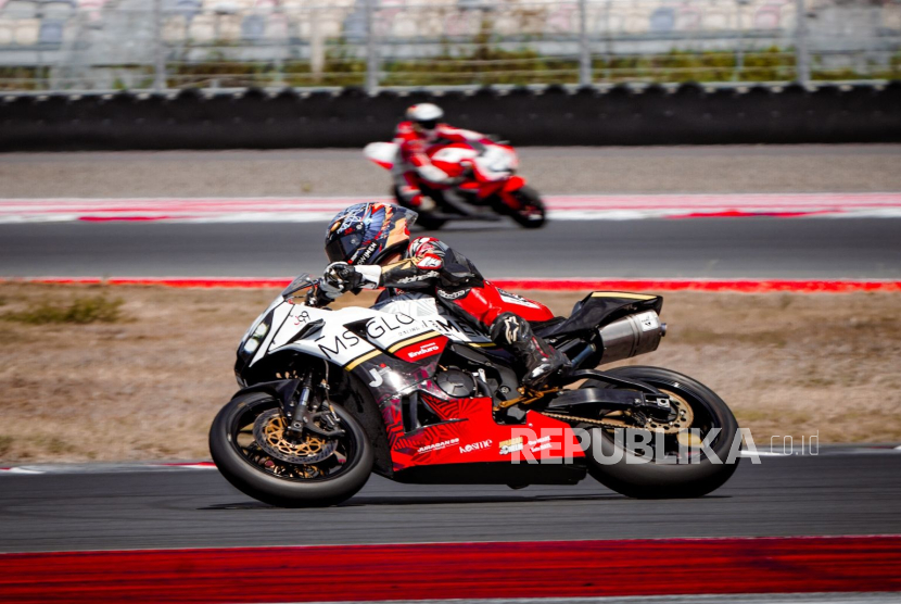 Aksi salah satu pembalap MS Glow For Men Racing Team pada Pertamina Mandalika Racing Series (MRS) 2025 putaran ketiga sukses digelar di Pertamina Mandalika International Street Circuit, Nusa Tenggara Barat, pada 15–17 Agustus 2025.  