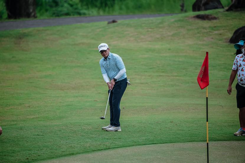 Aksi salah satu peserta turnamen golf yang diadakan Sentul Highlands Golf Club.