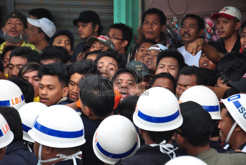  Aksi saling dorong antara petugas dan pedagang kaki lima (PKL) saat penertiban di Stasiun Pasar Minggu, Kamis (18/4).   (Republika/Rakhmawaty La'lang)