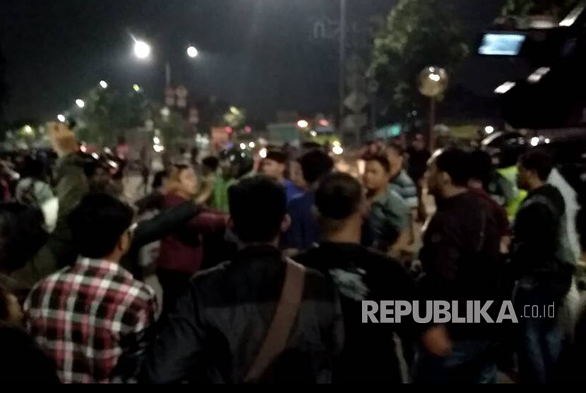 Aksi saling dorong sempat terjadi antara polisi dan Massa Pro-Ahok, Cempaka Putih Jakarta Pusat, Kamis (11/5) dini hari. 