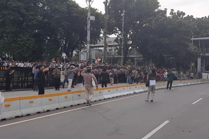 Aksi saling lempar batu dan botol air kemasan sempat terjadi di sela aksi unjuk rasa di dekat kawasan Monas, Jalan Medan Merdeka Barat, Jakarta Pusat, Jumat (19/4/2024).