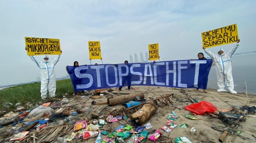 Aksi sejumlah aktivis lingkungan di Jakarta.