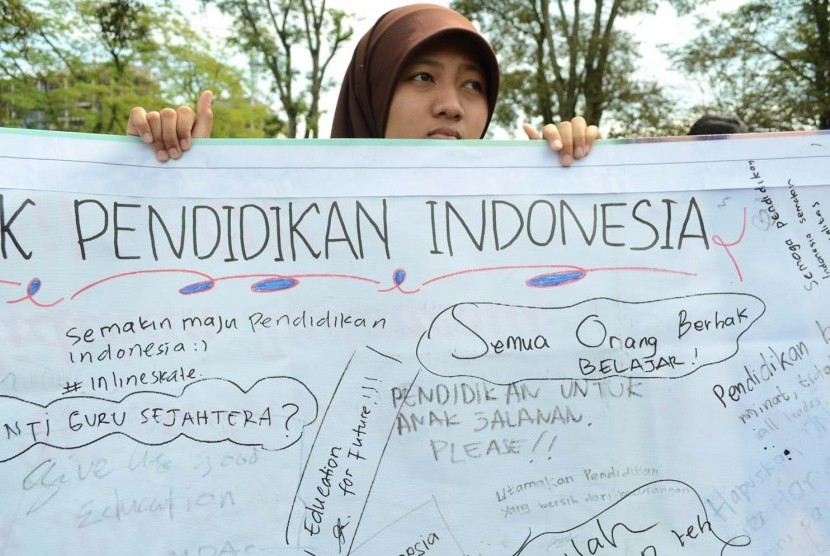 Aksi sejumlah mahasiswa dari Universitas Pendidikan Indonesia (UPI) terkait Ujian Nasional (UN) saat ini di depan Gedung sate, Kota Bandung, Senin (4/5). (Republika/Edi Yusuf)