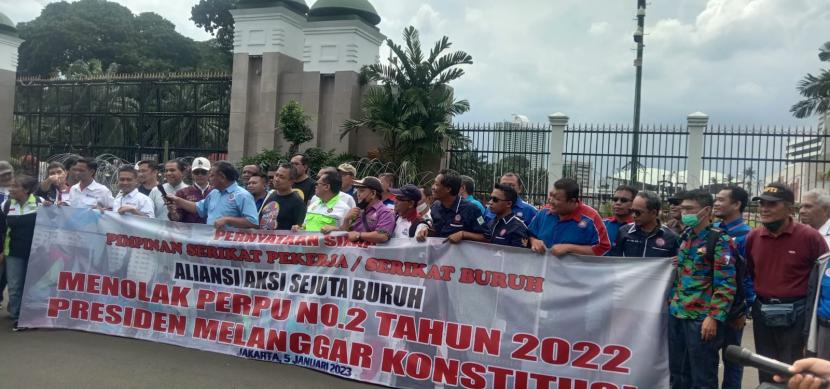 Aksi sejuta buruh toal tolak dan tuntut hak angkt DPR atas Perppu Ciptaker pada Kamis (5/1/2023) di depan gedung parlemen Senayan.