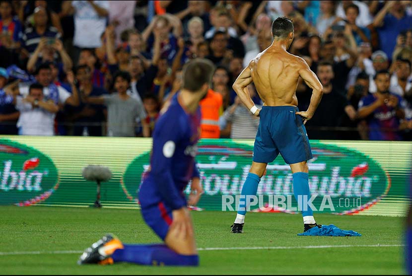 Aksi selebrasi Cristiano Ronaldo setelah mencetak gol kedua Real Madrid di leg pertama Final Piala Super Spanyol di Camp Nou, Barcelona, Senin (14/8) pagi. 