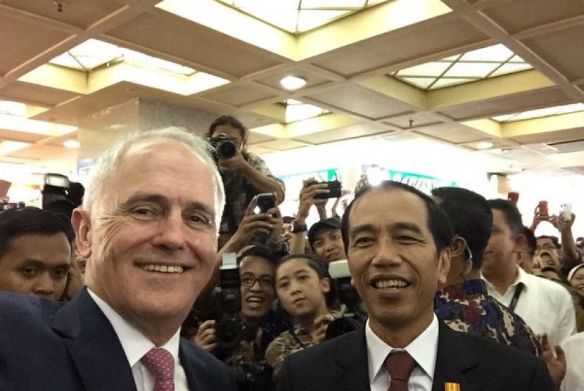 Aksi Selfie PM Turnbull dan Jokowi di Pasar Tanah Abang.