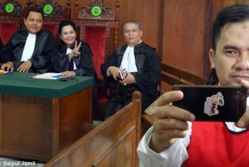 Aksi selfie Saipul Jamil di dalam ruang sidang di Pengadilan Negeri Jakarta Utara, beberapa waktu lalu.