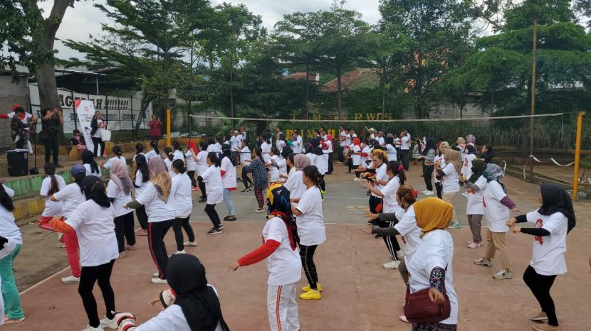 Aksi senam asik yang diikuti ratusan emak-emak di Kota Bandung. 