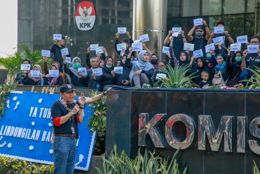 Aksi simbolik pegawai dan pimpinan KPK menyelimuti Gedung KPK dengan kain hitam karena KPK akan diselimuti kegelapan ketika revisi UU KPK isinya dapat melumpuhkan KPK disetujui dan jika Pimpinan diisi orang-orang bermasalah, Gedung Merah Putih KPK, Ahad (8/9). 