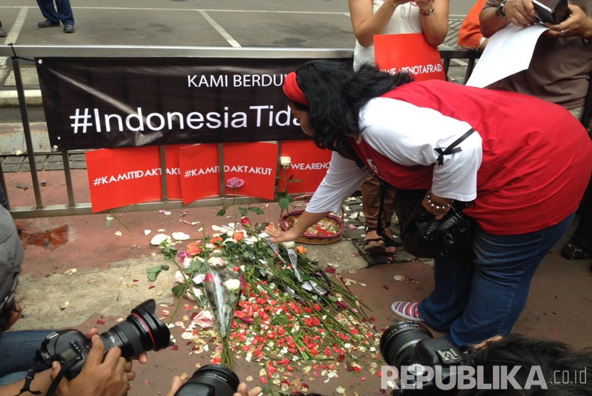 Aksi simpatik di lokasi serangan teror Jalan MH Thamrin, Jakarta, Jumat (15/1).