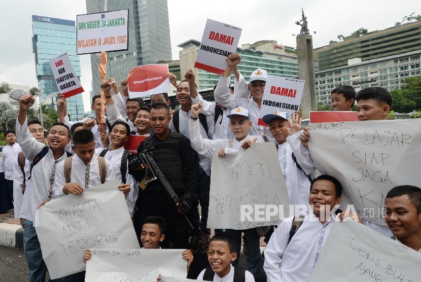 Aksi simpatik #kamitidaktakut digelar sejumlah siswa siswa SD sampai SMA di depan pos polisi bunderan HI, Jakarta Pusat, Jumat (15/1).  ( Republika/ Yasin Habibi )