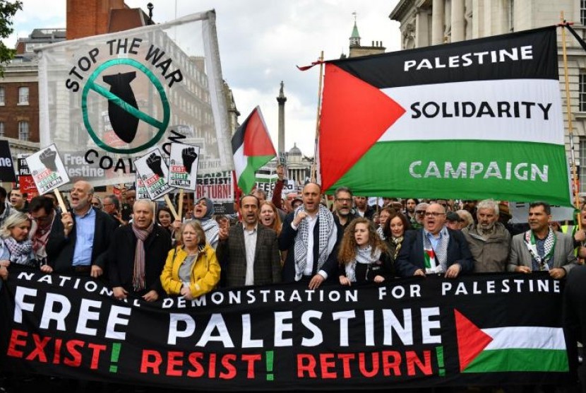 Aksi solidaritas di London mendukung rakyat Palestina. Aksi juga dihadiri aktivis Palestina Ahed Tamimi.