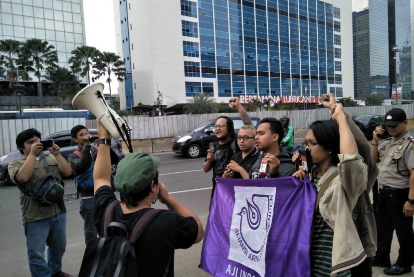 Aksi solidaritas Lawan Kekerasan Terhadap Pers oleh Forum Pekerja Media di Jalan M.H Thamrin, Sabtu (2/6).