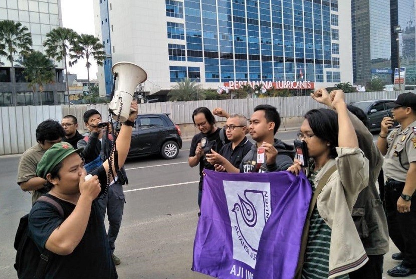 Aksi solidaritas Lawan Kekerasan Terhadap Pers oleh Forum Pekerja Media di Jalan M.H Thamrin, Sabtu (2/6). 