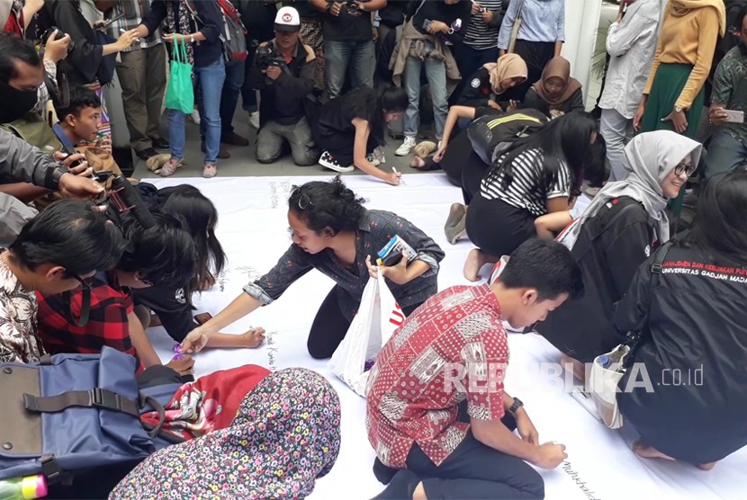 Aksi solidaritas mahasiswa-mahasiswa Universitas Gadjah Mada di  Taman Sansiro Fisipol UGM, Kamis (8/11) siang menuntut pengusutan kasus  perkosaan yang diduga terjadi tahun lalu dalam kegiatan KKN di Maluku.