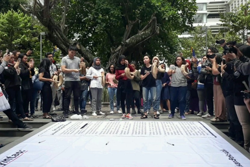 Aksi solidaritas mahasiswa-mahasiswa Universitas Gadjah Mada (UGM) di Taman Sansiro Fisipol UGM, Kamis (8/11). Mengusung tagar Kita Agni, mereka menuntut Kampus UGM mengusut tuntas kasus perkosaan yang diduga terjadi dalam kegiatan KKN di Maluku tahun lalu. 