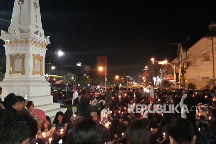 Aksi solidaritas masyarakat DIY untuk Surabaya yang digelar di Tugu Yogyakarta, Ahad (13/5).