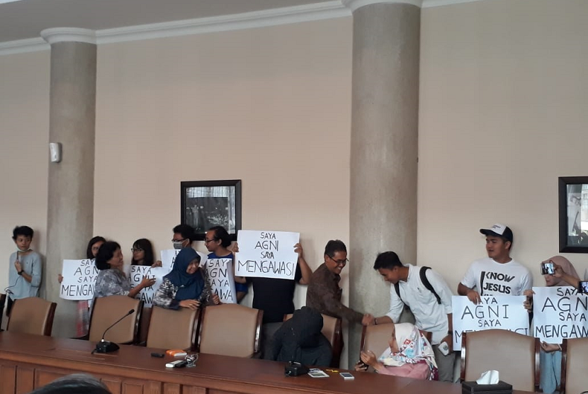 Aksi solidaritas rekan-rekan penyintas kasus dugaan pelecehan seksual di Ruang Sidang Rektor Universitas Gadjah Mada (UGM), Jumat (7/12). 