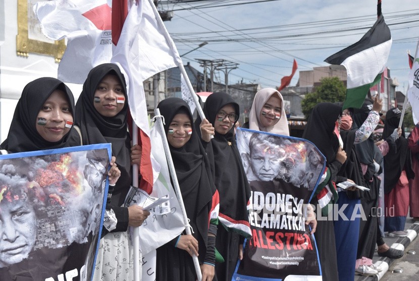 Aksi solidaritas untuk Palestina yang digelar relawan-relawan MRI  dan ACT DIY di Tugu Yogyakarta, Ahad (10/3).