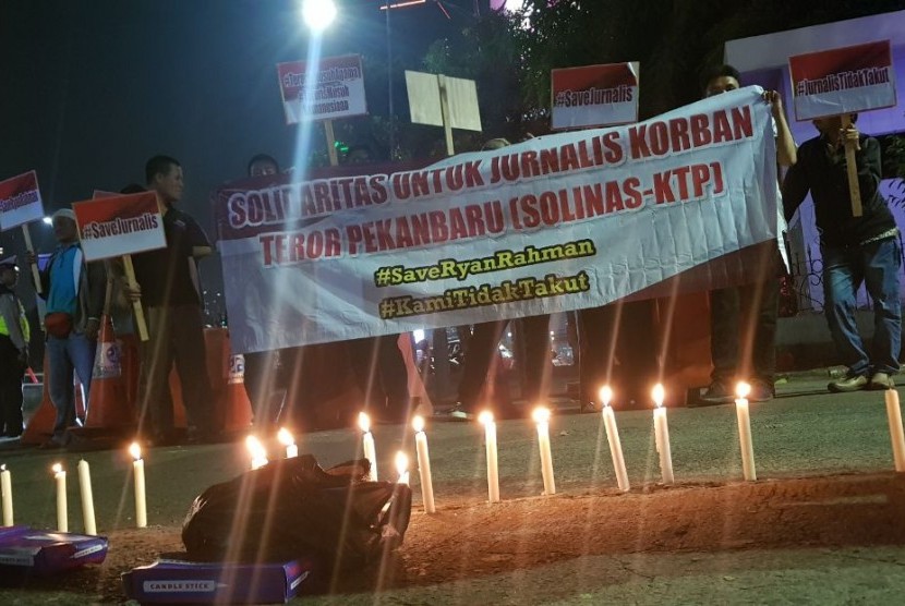 Aksi solidaritas untuk wartawan Ryan Rahman yang menjadi korban aksi terorisme di Pekanbaru, Riau.