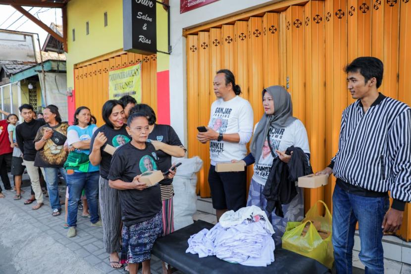 Aksi sosial berupa operasi makanan sehat gratis di Jalan Wonocolo Pabrik Kulit, Kecamatan Wonocolo, Kota Surabaya, Jawa Timur (Jatim)