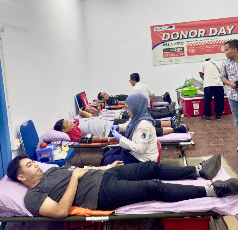 Aksi sosial dalam bentuk donor darah, di Kantor Cabang JNE Express Garuda, Kemayoran, Jakarta.