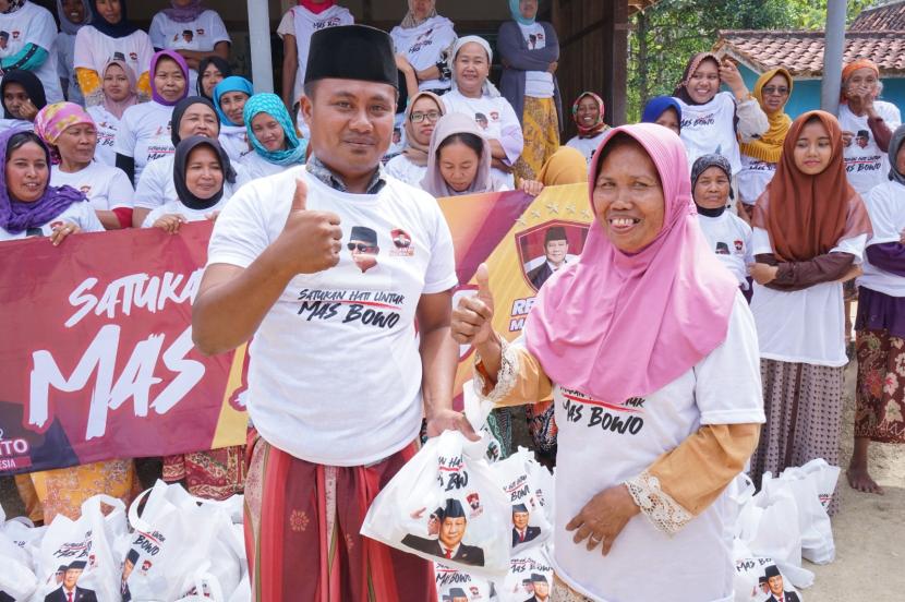 Aksi sosial di tengah masyarakat Bangkalan, Jawa Timur. 