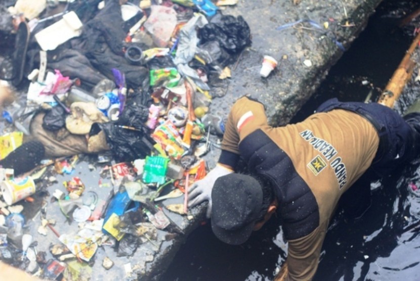 Aksi sosial kader PKS membersihkan sampah di sungai.