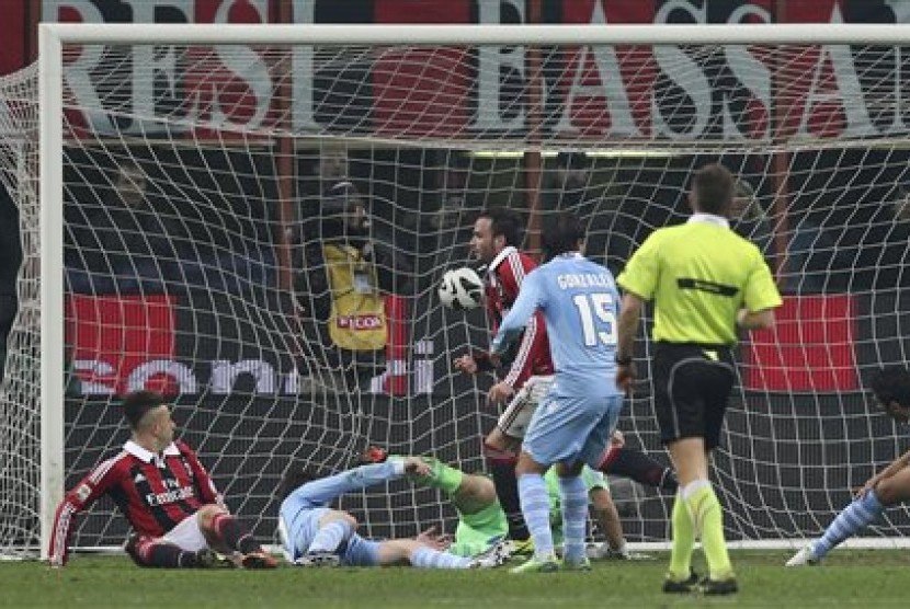 Aksi striker AC Milan Giampaolo Pazzini usai mencetak gol pertama ke gawang Lazio pada lanjutan Serie A, Ahad (3/3) dini hari WIB.