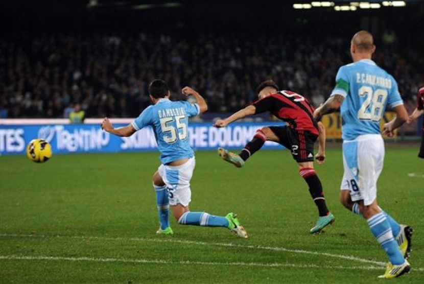 Aksi striker AC Milan, Stephan El Shaarawy, saat menjebol gawang Napoli di San Paolo, Ahad (18/11) dini hari. Pertandingan tersebut berakhir imbang 2-2