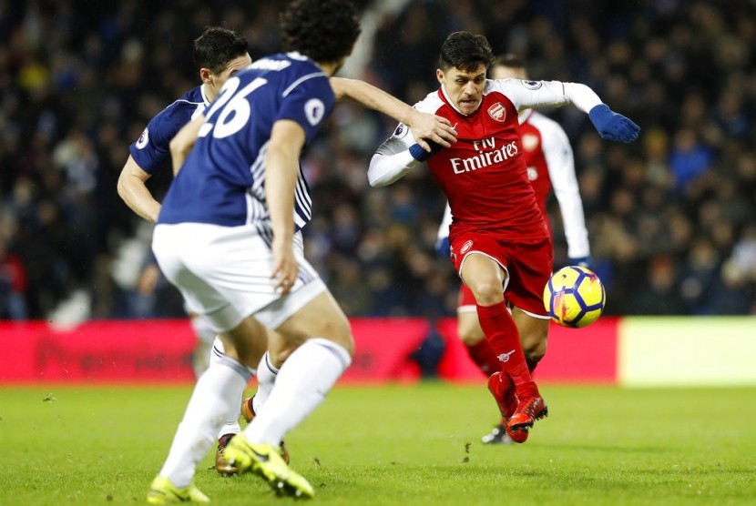 Aksi striker Arsenal, Alexis Sachez (kanan) pada laga Liga Primer lawan West Bromwich Albion di Stadion the Hawthorns, Senin (1/1) dini hari WIB. Laga berakhir imbang 1-1.