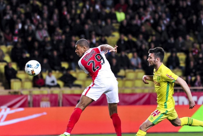 Aksi striker AS Monaco, Kylian Mbappe pada laga Ligue 1 lawan Nantes di Stade Louis II, Senin (6/3) dini hari WIB. Monaco menang 4-0 pada laga ini.