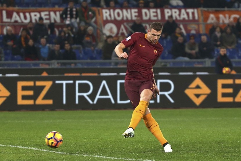 Aksi striker AS Roma, Edin Dzeko pada laga Serie A lawan Pescara di stadion Olimpico, Ahad (27/11). Roma menang 3-2 pada laga ini.