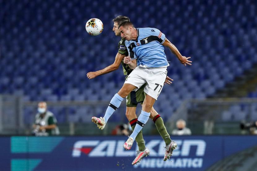 Aksi striker Lazio Ciro Immobile saat memperkuat timnya menghadapi Cagliari di Stadion Olympico, Jumat (24/7).