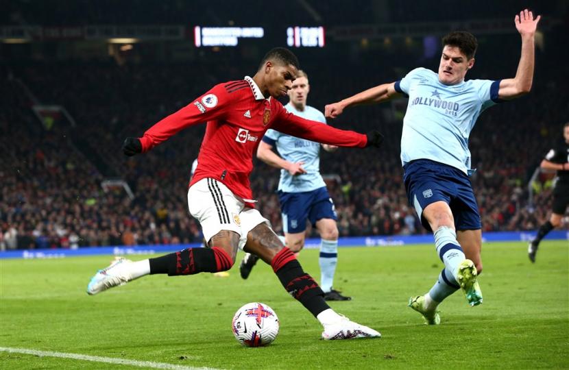 Aksi striker Manchester United (MU) Marcus Rashford (kiri) saat menghadapi Brentford, Kamis (6/4/2023). 