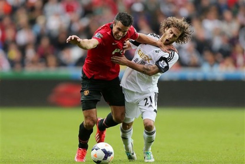 Aksi striker Manchester United Robin Van Persie pada laga melawan Swansea City pada pekan pertama Liga Primer Inggris 2013/2014.