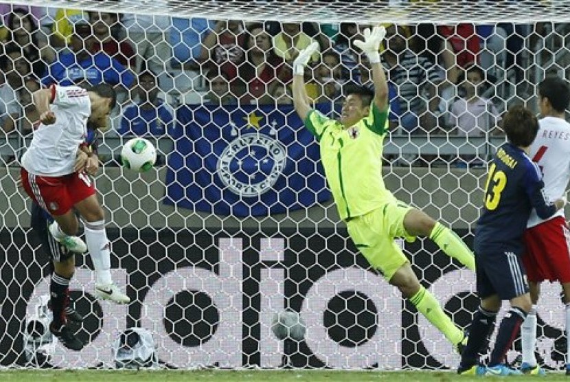 Aksi striker Meksiko Javier 'Chicharito' Hernandez saat menjebol gawang Jepang di Piala Konfederasi 2013.