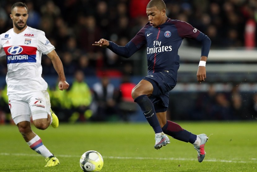 Aksi striker Paris Saint-Germain (PSG), Kylian Mbappe pada laga Ligue 1 lawan Olympique Lyon di Parc des Princes, Ahad (17/9). PSG menang 2-0.