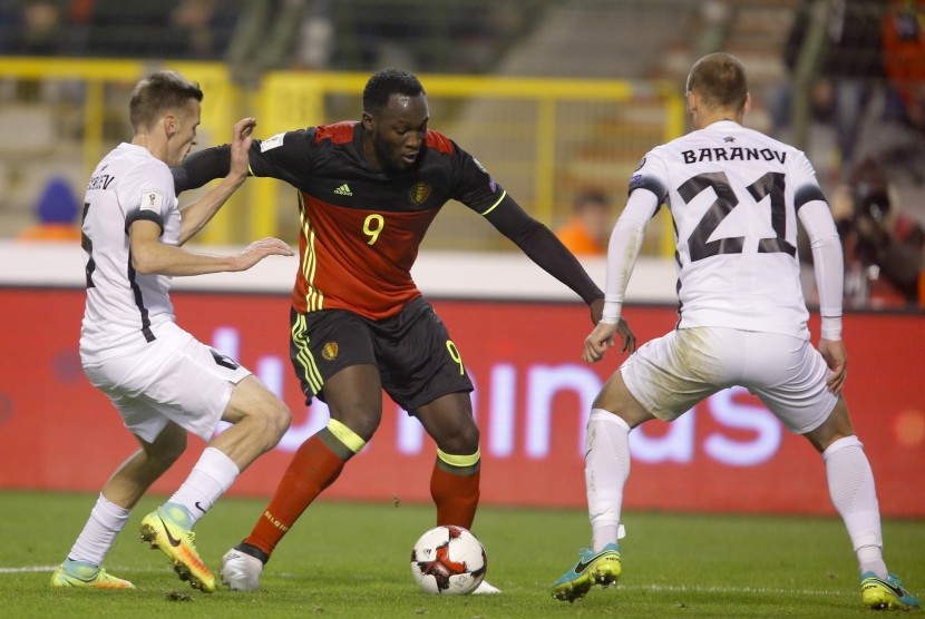 Aksi striker timnas Belgia, Romelu Lukaku (tengah), saat laga lawan Estonia pada laga kualifikasi Piala Dunia 2018 di Koning Boudewijn, Brussels, Senin (14/11) dini hari WIB. Belgia menang telak 8-1.