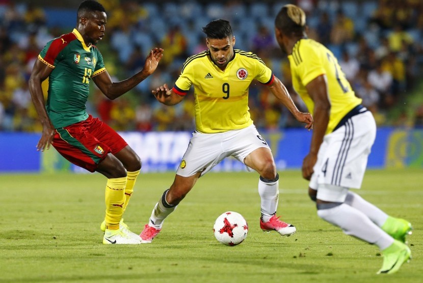 Aksi striker timnas Kolombia, Radamel Falcao (tengah) pada laga persahabatan lawan Kamerun, di Getafe, Rabu (14/6) dini hari WIB. Kolombia menang telak, 4-0.