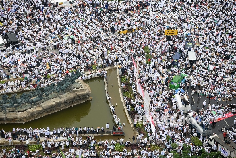 Aksi Super Damai 212 : Foto aerial ribuan umat Islam melakukan zikir dan doa bersama saat Aksi Bela Islam III di kawasan Bundaran Bank Indonesia, Jakarta, Jumat (2/12).