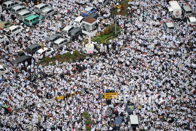 Aksi Super Damai 212: Foto aerial ribuan umat Islam melakukan zikir dan doa bersama saat Aksi Bela Islam III di kawasan Bundaran Bank Indonesia, Jakarta, Jumat (2/12).