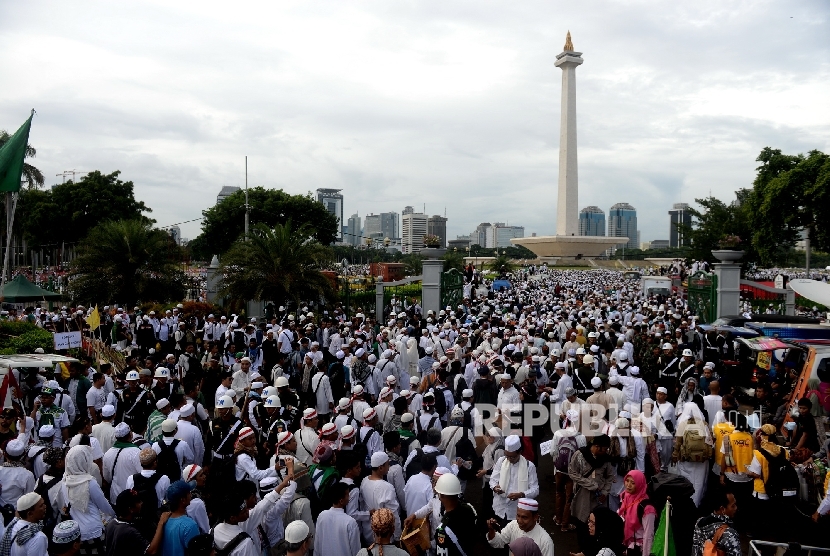  Jutaan Jamaah Aksi Bela Islam III menjelang pelaksanaan Shalat Jumat memadati area Monumen Nasional Jakarta, Jumat (2/12). Shaf jamaah meluber hingga ke jalan-jalan di sekitar area Monas dan hingga ke Jl MH Thamrin, dan kawasan Patung Tani.