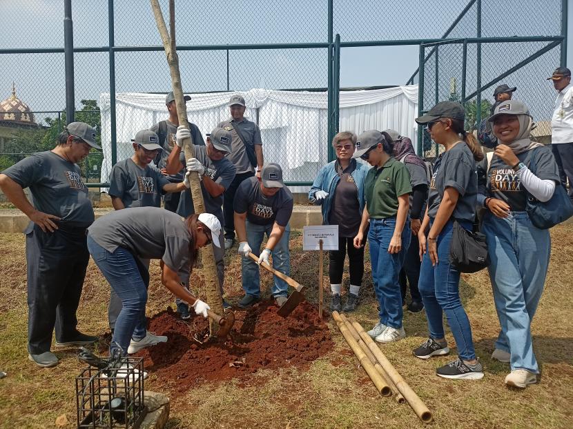 Aksi tanam pohon di Taman Dafici, Jalan Moh. Kahfi 1, Kelurahan Cipedak, Kecamatan Jagakarsa, Jakarta Selatan, Rabu (13/12/2023).