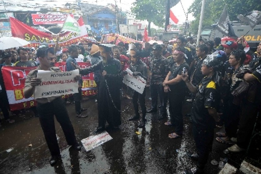 Aksi teaterikal sidang praperadilan Budi Gunawan di halaman PN Jakarta Selatan, Senin (9/2).