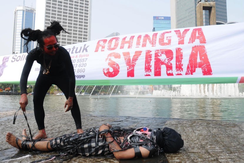  Aksi teatrikal dari aktivis lembaga sosial ACT (Aksi Cepat Tanggap) untuk menggalang solidaritas serta mengutuk penindasan yang dialami oleh umat Islam di Suriah dan Myanmar. (Aditya Pradana Putra/Republika)