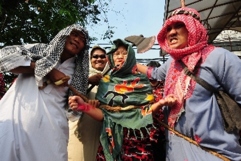 Aksi teatrikal Komando Pejuang Merah Putih (KPMP) di depan kantor Kedutaan Arab Saudi, Jakarta, Senin (20/6). 