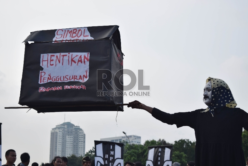  Aksi teatrikal memperingati hari HAM di depan Istana Negara, Jakarta, Kamis (10/12).  (Republika/Rakhmawaty La'lang)