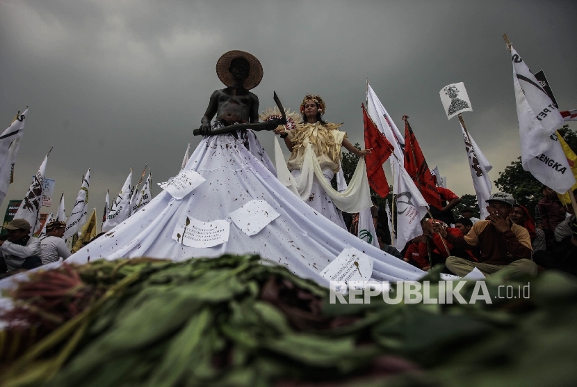  Seorang petani melakukan aksi di Silang Monas, Jakarta, Selasa (27/9).