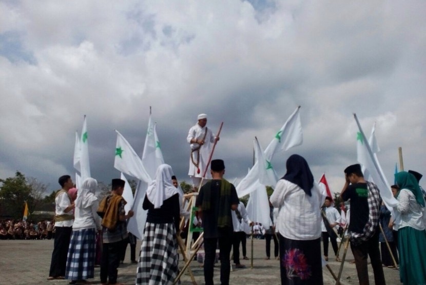 Aksi tetrikal perjuangan kemerdekaan dilakukan pemuda seusai upacara Hari Kemerdekaan ke-72 RI di Lapang Dadaha, Kota Tasikmalaya, Kamis (17/8).